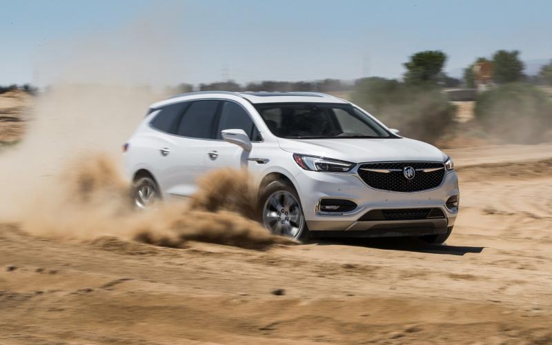 Comparison Buick Enclave Avenir 2018 vs Buick Enclave 2017 SUV